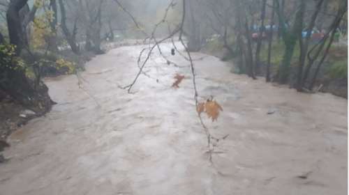 Εύβοια: Προβλήματα από την κακοκαιρία - Υπερχείλισε ποτάμι, κατολισθήσεις και πλημμύρες [βίντεο]