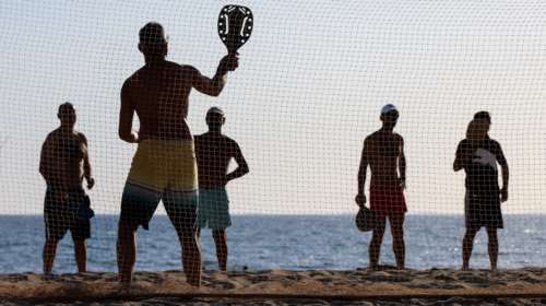 Ρακέτες τέλος: Σε ποιες παραλίες της Αττικής οι παραβάτες θα πληρώνουν μέχρι και 1.000 ευρώ πρόστιμο