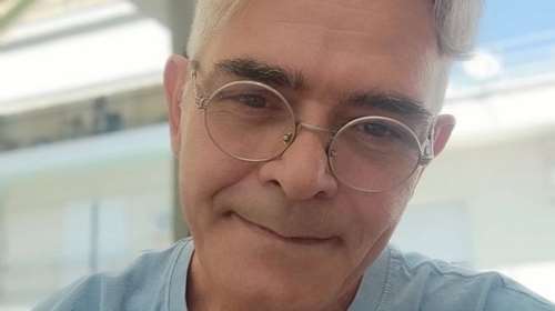 Πέθανε ξαφνικά ο δημοσιογράφος Ανδρέας Καρακώστας στα 54 του χρόνια