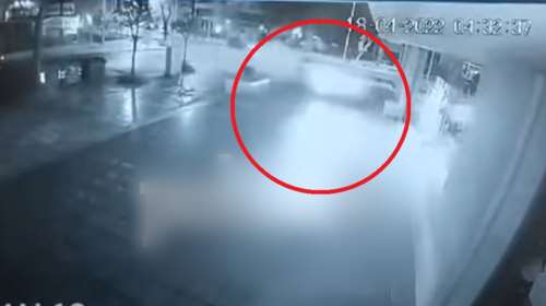 Θεσσαλονίκη: Αμάξι πέφτει σε τζαμαρία μαγαζιού έπειτα από κόντρα [βίντεο]