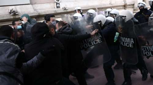 Προπύλαια: Επεισόδια στη συγκέντρωση για τον Κουφοντίνα - Χημικά και μάχες σώμα με σώμα [Βίντεο-Εικόνες]