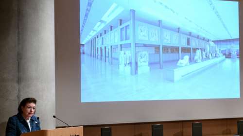 Στην αντεπίθεση η Μενδώνη που προσκαλεί τον Τσίπρα για ξενάγηση στην Ακρόπολη - Επιμένει για την μαρμάρινη επιγραφή ο ΣΥΡΙΖΑ