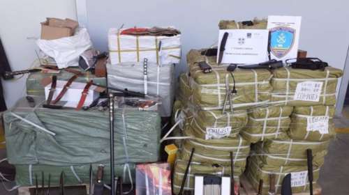 Και τι δεν βρήκαν κρυμμένα σε εμπορευματοκιβώτιο: Μαχαίρια, teaser, σιδερογροθιές, ξίφη και γκλομπς