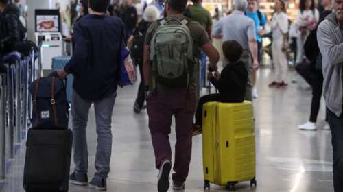 Ποιες είναι οι αργίες του νέου έτους και πόσα τριήμερα φέρνει το 2025 - Πότε ανοίγει το Τριώδιο και πότε &quot;πέφτει&quot; το Πάσχα
