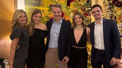 Κυριάκος Μητσοτάκης: Με οικογενειακή φωτογραφία οι ευχές για καλή χρονιά από τον πρωθυπουργό