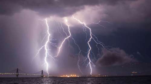 Εντυπωσιακές εικόνες: Κεραυνοί "χτυπούν" τη γέφυρα Ρίου – Αντιρρίου κατά τη διάρκεια καταιγίδας