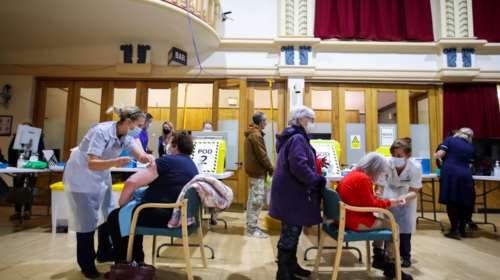 Κορονοϊός: Η Βρετανία ξεπέρασε τα 10 εκατ. εμβολιασμών για την πρώτη δόση