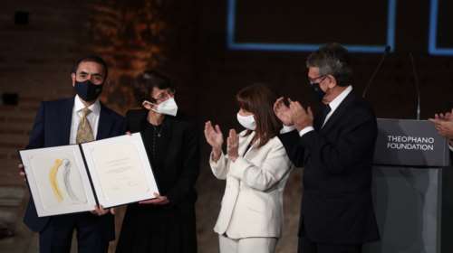 Θεσσαλονίκη: Η Κατερίνα Σακελλαροπούλου βράβευσε τους Ουγκούρ Σαχίν και Εζλέμ Τουρετσί της BioNTech [Εικόνες]