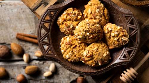 Συνταγή: Σούπερ τραγανά μπισκότα με αμύγδαλο, σταφίδες και ρούμι