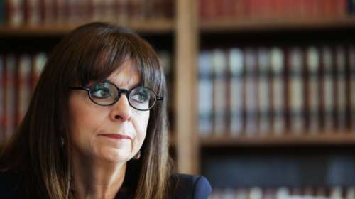 Αιχμές κατά Τραμπ από Σακελλαροπούλου για την εισβολή στο Καπιτώλιο: Σκοτεινή στιγμή στην αμερικανική ιστορία