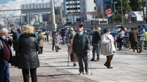Εξαδάκτυλος για αύξηση εμβολιασμών: Παρακινήθηκαν από την &quot;καθημερινή παρουσία των θανάτων δίπλα τους&quot;