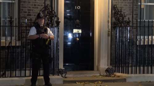 Πολιτικό χάος στη Βρετανία: Τα έχασαν μέχρι και οι ψύχραιμοι δημοσιογράφοι - Απίστευτα σαρδαμ στον &quot;αέρα&quot; [Βίντεο]