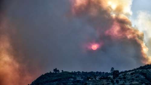 Φωτιά στη Λέσβο  σε χαμηλή βλάστηση μέσα σε χαράδρα: Στη &quot;μάχη&quot; και εναέρια μέσα