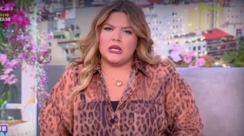 Η Δανάη Μπάρκα με stylish ολόσωμο μαγιό για μπάνιο στη θάλασσα