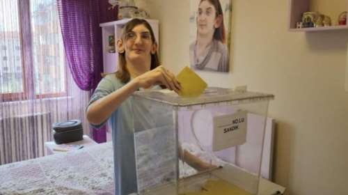 Τουρκία: Ψήφισε και η ψηλότερη γυναίκα στον κόσμο - Εχει μπει στο βιβλίο Γκίνες
