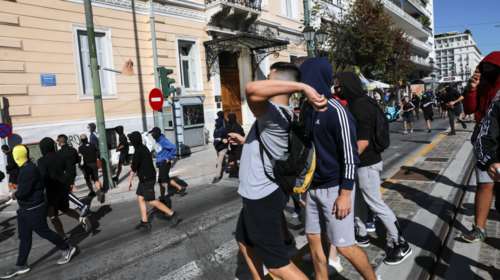 Δυστυχώς: Δεκατετράχρονα παιδιά στα επεισόδια με τα ΜΑΤ στο Σύνταγμα [εικόνες και βίντεο]