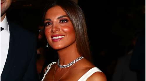 Σταματίνα Τσιμτσιλή: Γιορτινή με τζιν και μπούστο - Η στιλιστική επιλογή μακριά από παγιέτες και στρας