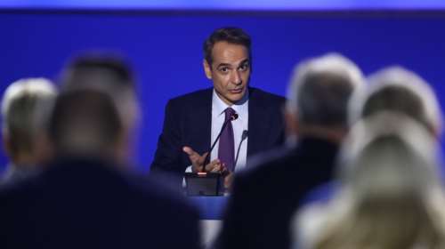 Πυρ ομαδόν από την αντιπολίτευση κατά Μητσοτάκη: Προσπαθεί να φιμώσει τους επιστήμονες