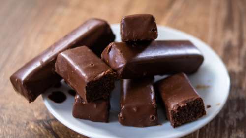 Εύκολα παστάκια σοκολάτας ψυγείου με μπισκότα πτι-μπερ: Λίγα υλικά για ένα θεϊκό γλυκό