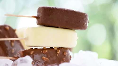 Παγωτό σαν αγοραστό: Τα πιο λαχταριστά καραμελένια ξυλάκια - με 4 υλικά