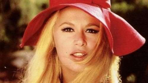 Τα καλοκαίρια της Αλίκης: Η Αλίκη Βουγιουκλάκη ποζάρει με μαγιό σε σπάνιες φωτογραφίες