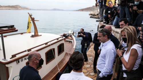 Χάλκη: Εκλεψε την παράσταση το ηλεκτροκίνητο καΐκι που μετέφερε τον πρωθυπουργό [Εικόνες]