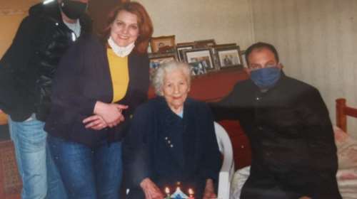 Η συγκινητική ιστορία της κυρίας Κατερίνας από τα Χανιά: Βαδίζει στα 105 και ακόμα λέει μαντινάδες