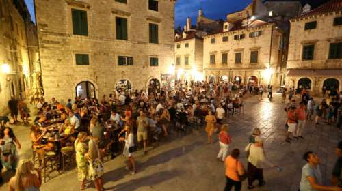 Καυγάς στην ΕΕ για τα voucher: Σε σύγκρουση  οι κυβερνήσεις