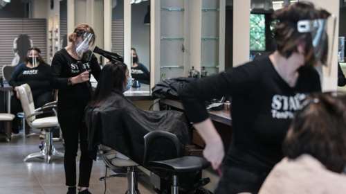 Κομμωτήρια - Lockdown: Παράταση δύο ημερών για να προλάβουμε το... κούρεμα