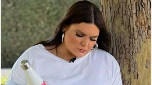 Δανάη Μπάρκα: Η casual εμφάνιση με cropped τζιν και mules σε πρωινή έξοδο - Το τρικ με την τσάντα της