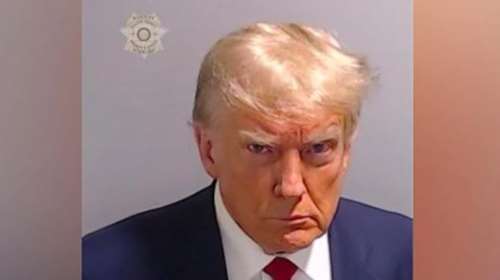 Δαιμόνιος Τραμπ: Κάνει πολιτικό &quot;όπλο&quot; τη φωτογραφία στη φυλακή με το επιθετικό και περιφρονητικό βλέμμα