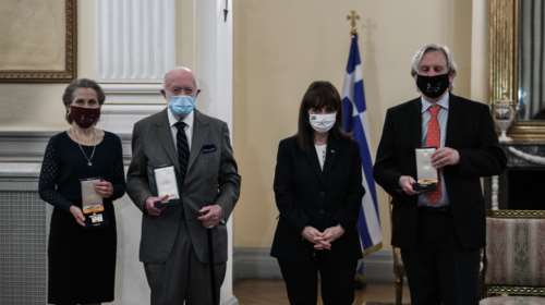 Ημέρα φιλελληνισμού: Η ΠτΔ παρασημοφόρησε τρεις διακεκριμένους Αμερικανούς αρχαιολόγους που αγαπούν την Ελλάδα