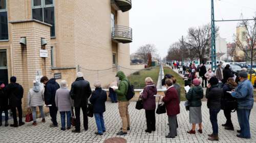 Κορονοϊός: Ουρές έξω από τα εμβολιαστικά κέντρα στην Ουγγαρία μετά τα ρεκόρ νέων κρουσμάτων [Εικόνες]