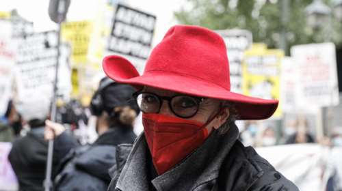 Στην πορεία του Πολυτεχνείου με το μπλοκ της ΚΕΕΡΦΑ η Ολλανδή δημοσιογράφος [Εικόνες]