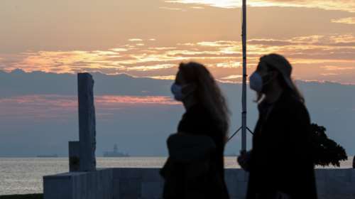 Κορονοϊός: Γιατί όσοι έχουν κάνει εμβόλιο θα πρέπει να συνεχίσουν να φοράνε μάσκα