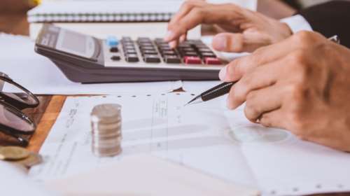 Σε παιδεία και υγεία τα έσοδα από τον έξτρα φόρο που θα πληρώσουν οι ελεύθεροι επαγγελματίες