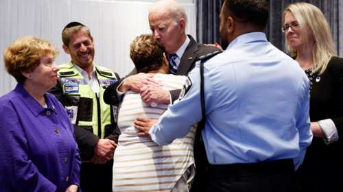 Πόλεμος στο Ισραήλ: Η αγκαλιά του Μπάιντεν σε συγγενείς θυμάτων από τις φονικές επιθέσεις της Χαμάς