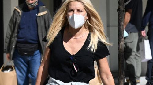 Η Ελένη Μενεγάκη σε καθημερινές στιγμές στην Κηφισιά