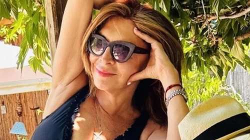 Η Μιμή Ντενίση με ολόσωμο μαγιό και τα φυσικά της μαλλιά στον Θεολόγο