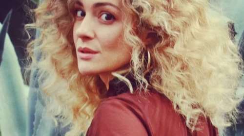 Τίποτα δεν σταματά τη Νατάσσα Μποφίλιου: Το viral video που χορεύει στους δρόμους του Λονδίνου