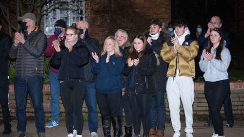 Συγκινητικό αντίο για τον Τομ Μουρ: Χιλιάδες Βρετανοί στους δρόμους για να χειροκροτήσουν τον Ήρωα λοχαγό [Εικονες-Βίντεο]