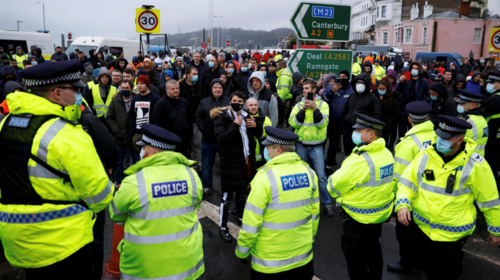 Οργισμένοι οδηγοί φορτηγών, αποκλεισμένοι στο Ντόβερ της Μεγάλης Βρετανίας, συνεπλάκησαν με αστυνομικούς [εικόνες και βίντεο]