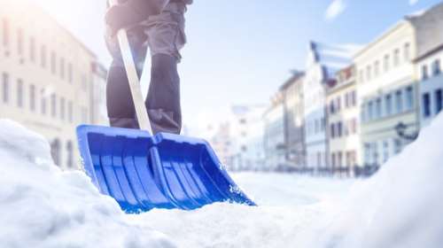 Πώς καθαρίζουμε χιόνι με ασφάλεια - Με οδηγίες ορθοπεδικού
