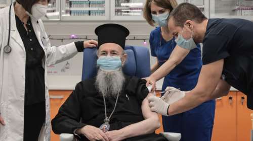 Μητροπολίτης Ιερόθεος: Ο πρώτος ιεράρχης που έκανε το εμβόλιο - &quot;Δεν επιλέχθηκα τυχαία&quot; [Βίντεο]