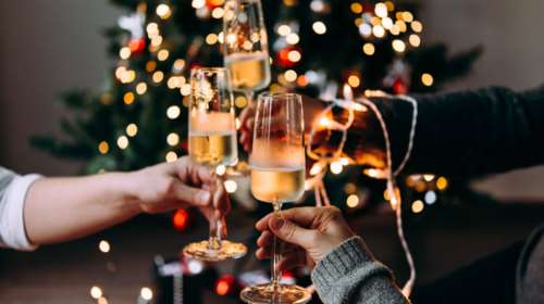 Χριστούγεννα και κρασί: Ένα γευστικό ταξίδι στα χριστουγεννιάτικα τραπέζια της Ευρώπης