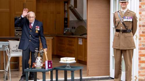 Ο λοχαγός Τομ Μουρ κλείνει τα 100 – Η Βρετανία γιορτάζει το νέο εθνικό της ήρωα