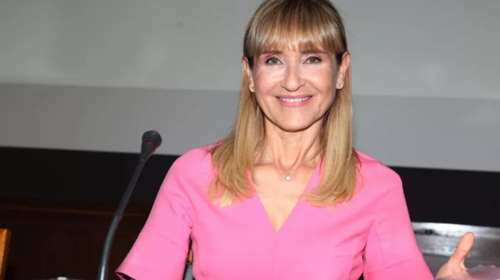 Η Μάρα Ζαχαρέα με φλοράλ σε ηλιόλουστη μέρα - &quot;Άσε τους άλλους να τρέχουν στα βουνά&quot;