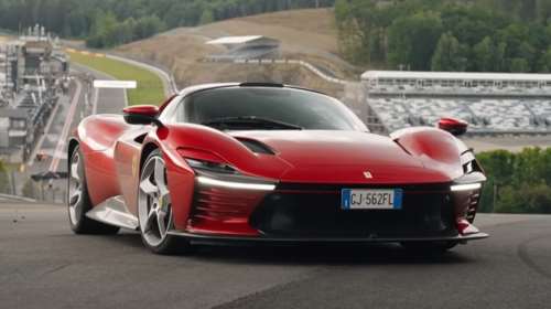 Στο τιμόνι της υπερδύναμης Ferrari Daytona SP3