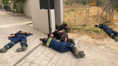 Φωτιά στην Αττική: Viral η φωτογραφία με τους ξαπλωμένους στο έδαφος εθελοντές πυροσβέστες στις Αφίδνες