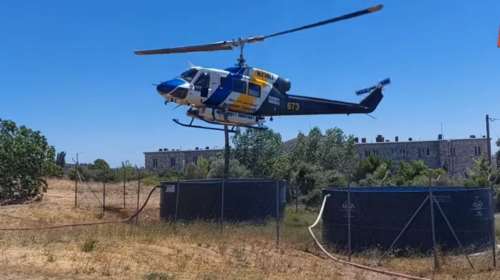 Αυστραλέζικο πλήρωμα ελικοπτέρου ανεφοδιάζεται με χειρουργική ακρίβεια έξω από το Παίδων Πεντέλης [βίντεο]